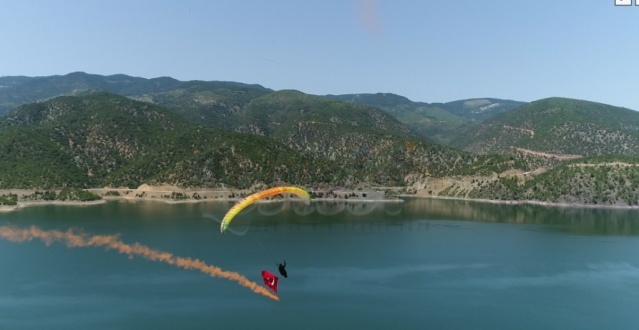 Yukarızeytin Köyü'nde 1400 rakımu bulunan Bakacak Tepesinden paraşütü ile uçuş yapan Pilot gökyüzünde Türk Bayrağı açarak Boyabat Barajı kıyısına iniş yaptı.