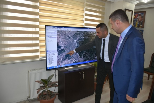 Başkan Çakıcı'nın makam odasında kabul ettiği Akmercan Sinop Doğal Gaz Müdürü Necmettin Erikci'den Boyabat ilçesi doğal gaz dağıtım hattı çalışmalarıyla ilgili bilgi aldı.