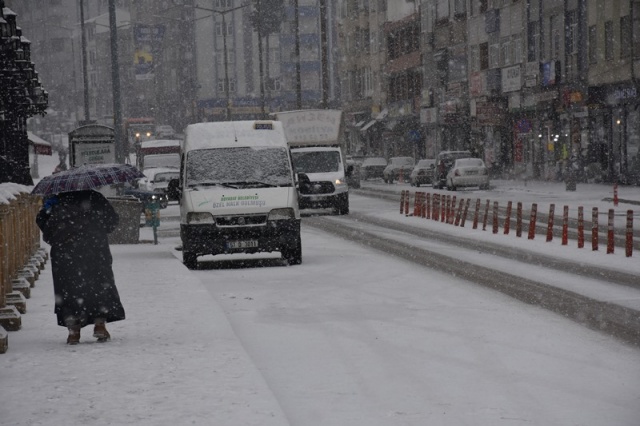 Boyabat'ta kar yağışı etkili oluyor


Sinop'un Boyabat İlçesinde 14 Ocak 2022 Cuma gecesi itibariyle kar yağışı başladı.

Meteoroloji 10. Bölge Müdürlüğü tarafından Sinop ve ilçelerinde yoğun kar yağışı beklendiği ifade edilmişti. Bu kapsam Boyabat'ta gece saatlerinde kar yağışı başladı. Dondurucu soğukların Boyabat'ta yerini kara bırakması ile birlikte cadde ve sokaklar beyaza büründü. Yetkililer ulaşımda aksama yaşanmaması için çalışma başlattı.