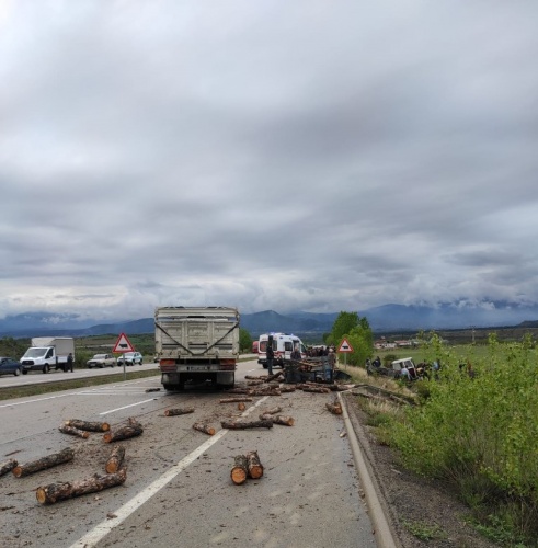 Edinilen bilgiye göre saat 15:45 sıralarında Sinop istikametinden Boyabat istikametine seyir halinde olan odun yüklü traktöre 55 AAY ... plakalı kamyon arkadan çarptı.