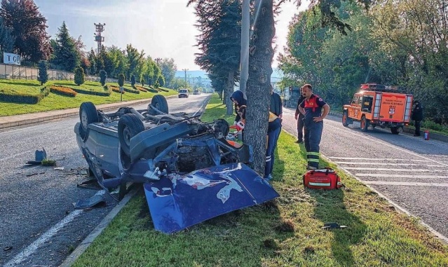 Kazada sürücü otomobilden yara alamadan çıktı.  Edinilen bilgiye göre, M.K. idaresindeki 34 HN 5423 plakalı otomobil sürücüsünün, direksiyon hakimiyetini kaybetmesi neticesinde orta refüjdeki ağaçlara çarparak takla attı. Kazada, M.K. kazadan yara almadan kurtuldu.