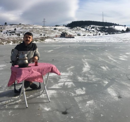 Sinop’un Dikmen ilçesinde buz tutan gölde bisiklet sürüp semaver yaptılar. Görüntüler Çıldır Gölü’nü aratmadı.