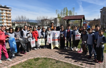 Boyabatlı İlkokul Öğrencileri "Temiz Parklar, Mutlu Çocuklar" İçin Çevre Temizliği Yaptılar