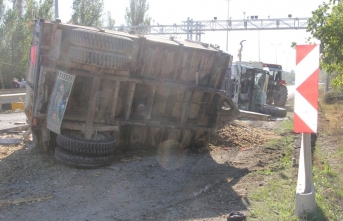 Küspe yüklü traktör ile kamyon çarpıştı: 2 yaralı