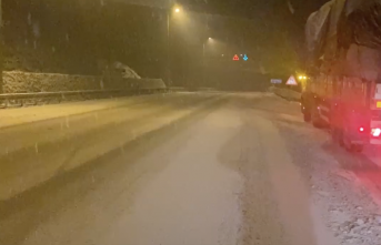 Boyabat Sinop yolunda gece saatlerinde kar yağışı başladı 