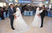  İkiz kız kardeşler, ikizlerle evlendi: Çifte düğünle dünya evine girdiler  