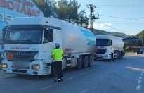 Boyabat’ta trafik ekipleri tanker sürücülerini bilgilendirdi