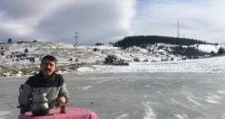 Çıldır değil Sinop: Buz tutan gölde bisiklet sürüp semaver yaptılar