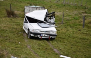  Minibüs park halindeki otomobile çarptı: 7 yaralı
