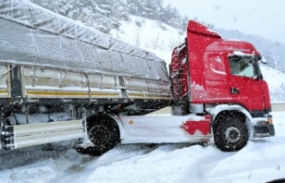 Boyabat’ta karda kayan tır, yolu ulaşıma kapattı