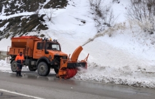 Boyabat Sinop yolunda kar küreme çalışmaları...