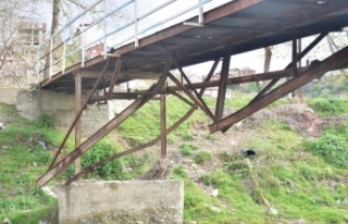 Boyabat Bağlar Mevkiinde bulunan demir köprü tehlike...