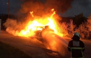 Boyabat Kastamonu yolunda otomobil alev alev yandı...