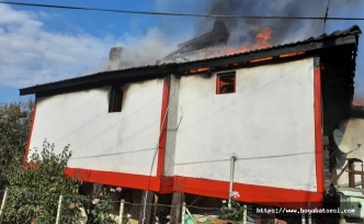 Saraydüzü ilçesinde İki katlı ahşap ev yanarak kullanılamaz hale geldi