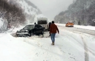  Boyabat’ta kar nedeniyle araçlar yolda kaldı  
