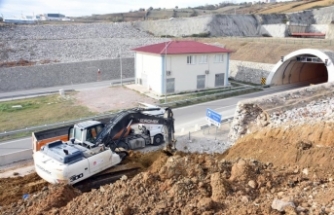 Boyabat Sinop yolunda yıkılan istinat duvarının onarımı 1 yıl sonra başladı 