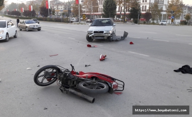 Kırmızı ışıkta kavşağa giren motosiklet otomobile çarptı