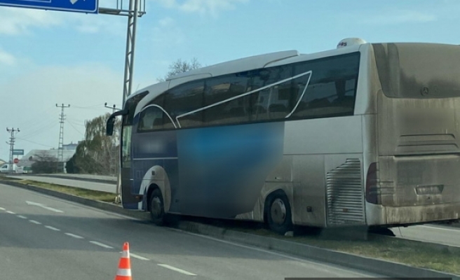 Sinop'ta yolcu otobüsü refüje girdi