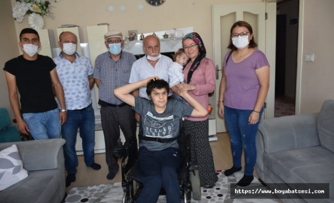 Boyabat'ta 3 engelli vatandaşa bayram öncesi tekerlekli sandalye sürprizi