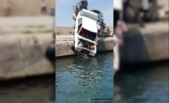 Denize düşen otomobil sürücüsü kendi imkanları ile kurtuldu