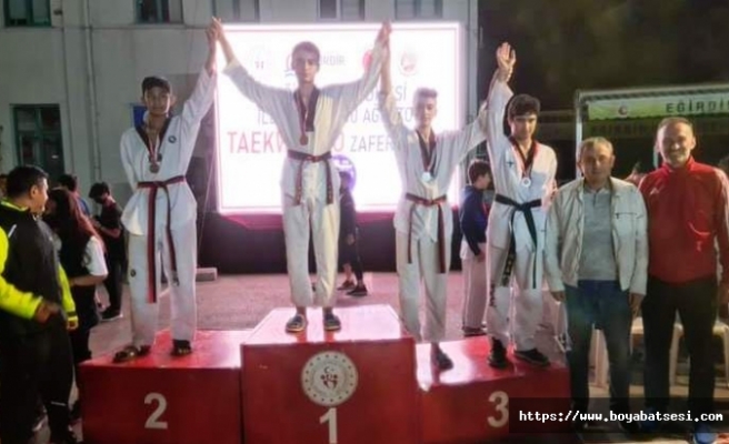 Boyabatlı Taekwandocu gençler Zafer Kupasında büyük başarı gösterdiler.