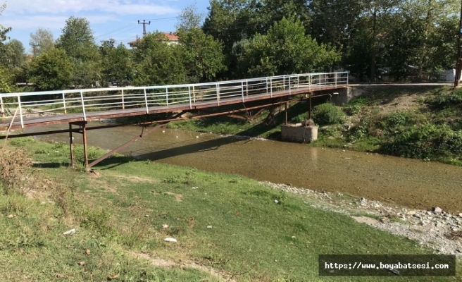 Boyabat Bağlar Mevkiinde bulunan demir köprü tehlike saçıyor