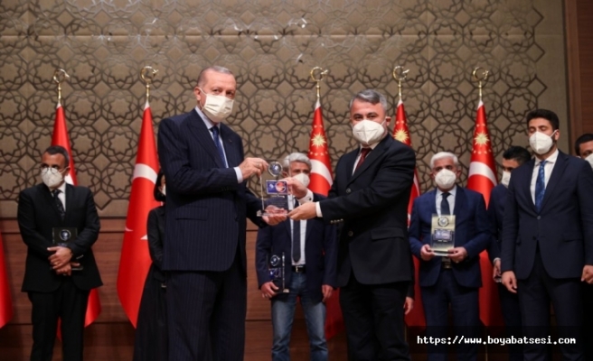 Vitrinhaber'e ödülünü Cumhurbaşkanı Erdoğan verdi