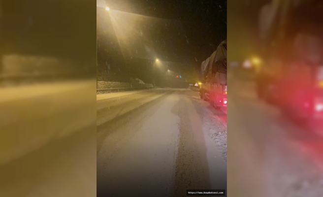 Boyabat Sinop yolunda gece saatlerinde kar yağışı başladı 