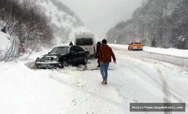  Boyabat’ta kar nedeniyle araçlar yolda kaldı  
