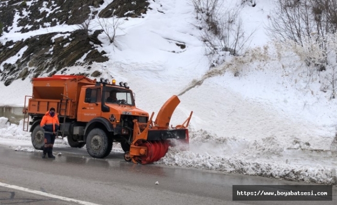 Boyabat Sinop yolunda kar küreme çalışmaları sürüyor