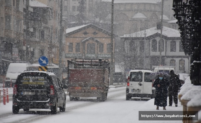 Boyabat'ta kar yağışı etkili oluyor 9 köy yolu kapandı !