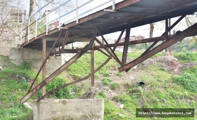 Boyabat Bağlar Mevkiinde bulunan demir köprü tehlike saçmaya devam ediyor
