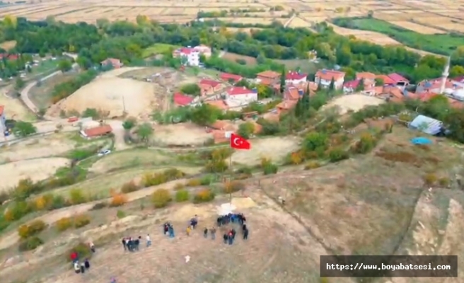 Boyabat'ta ,Binali Yıldırım’ın hediye ettiği Türk bayrağını köyün en tepesine diktiler  