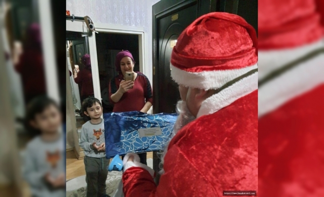 Noel Baba, Boyabat'ta Hediye Dağıttı  