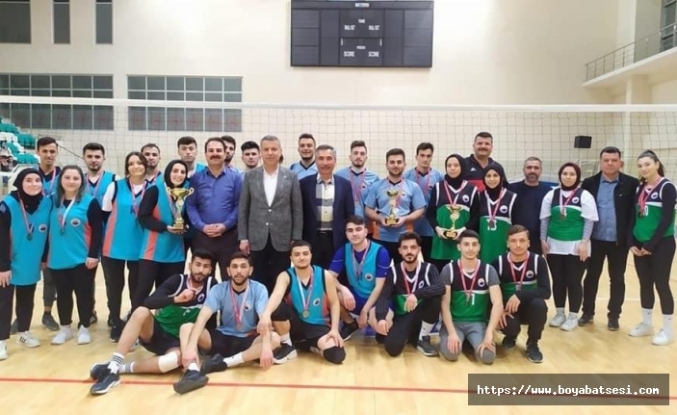 BMYO Sınıflar Arası Voleybol Turnuvasında "Yıkım Ekibi" Şampiyon Oldu