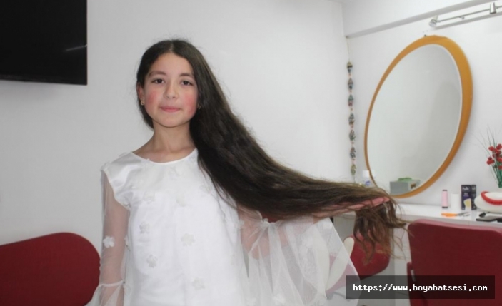 Küçük Zeynep beline uzanan saçlarını lösemili çocuklara bağışladı 